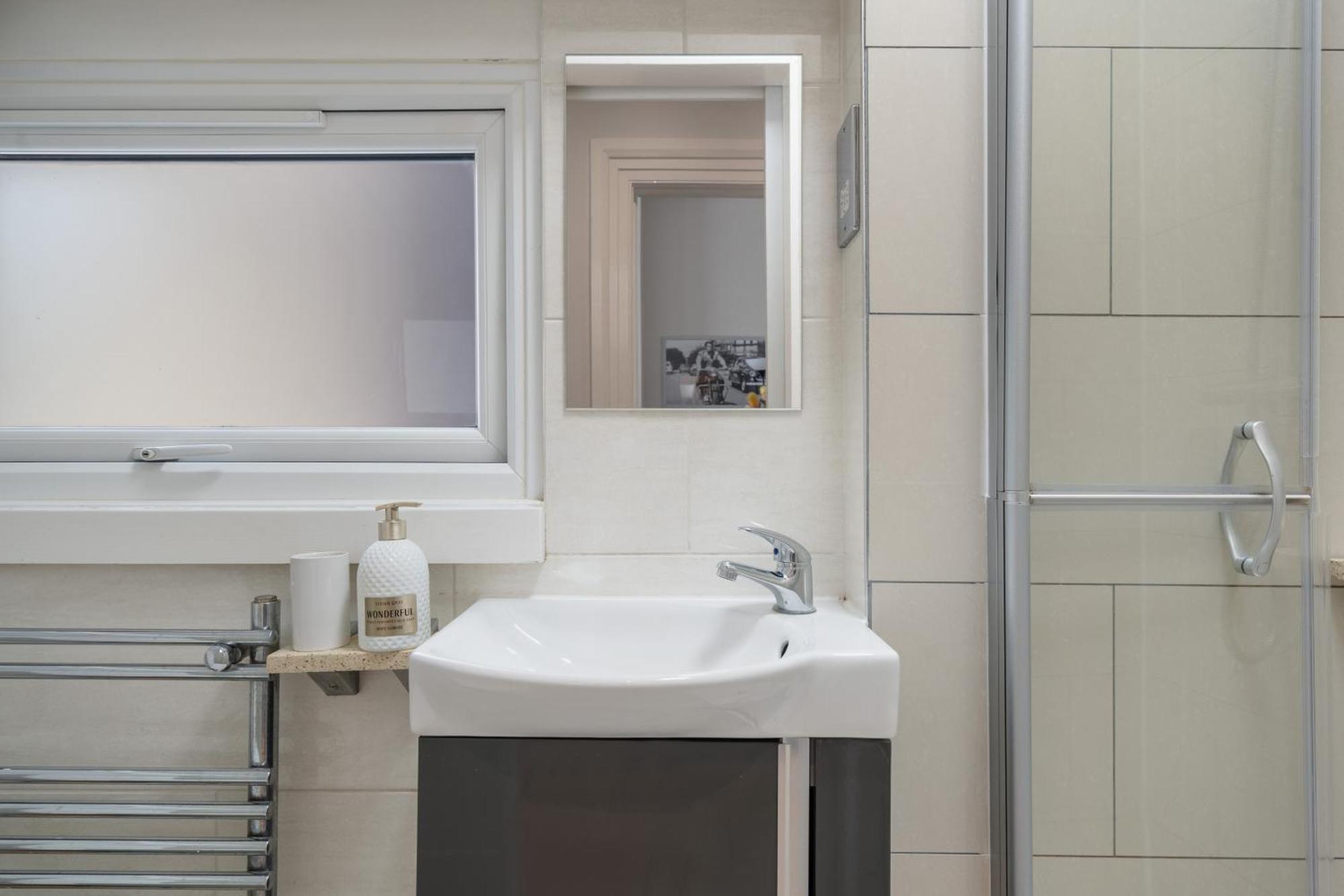 Modern Studio Apartment London Exterior photo